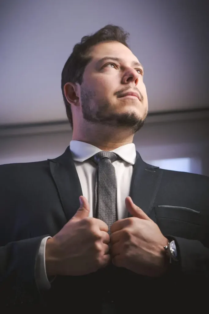 André Salles, advogado em Londrina, ajustando o paletó em retrato profissional