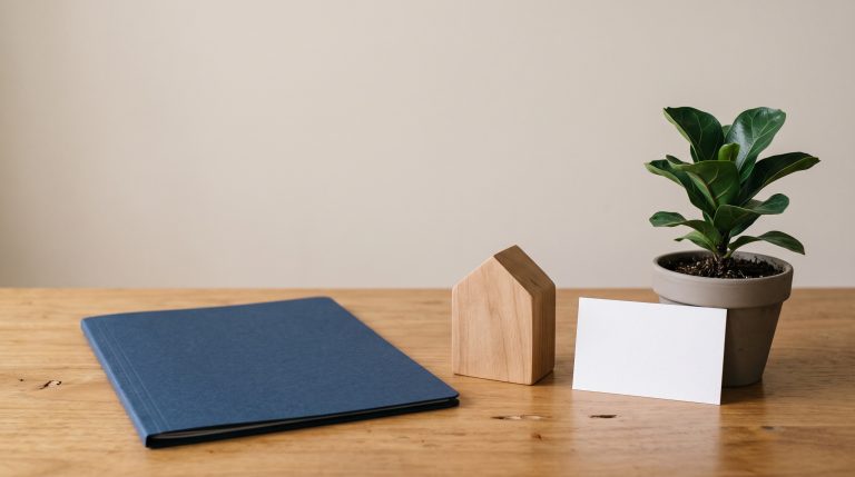Mesa organizada para análise de custos e honorários em inventário.