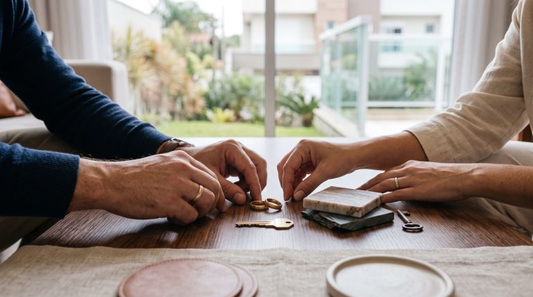 Casal planeja regime de bens antes do casamento com orientação sobre pacto antenupcial obrigatório